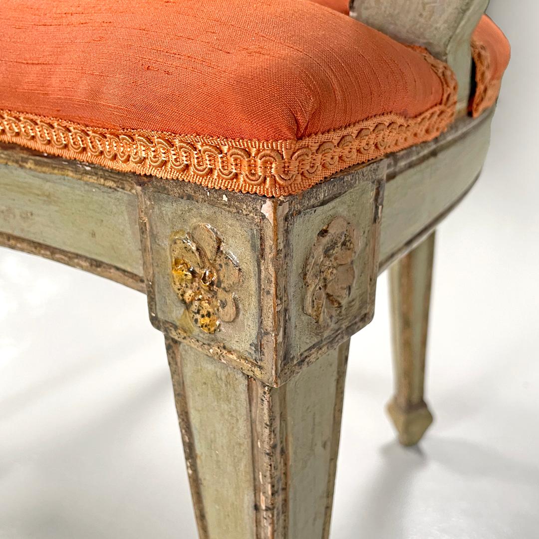 Italienische antike grüne und goldene italienische Holzsessel mit orangefarbenen Kissen, 1700er Jahre im Angebot 12