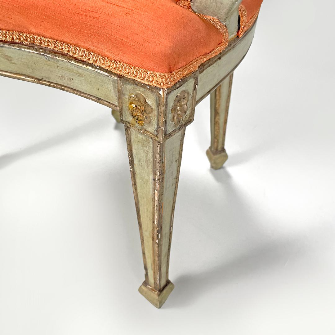 Italienische antike grüne und goldene italienische Holzsessel mit orangefarbenen Kissen, 1700er Jahre im Angebot 13