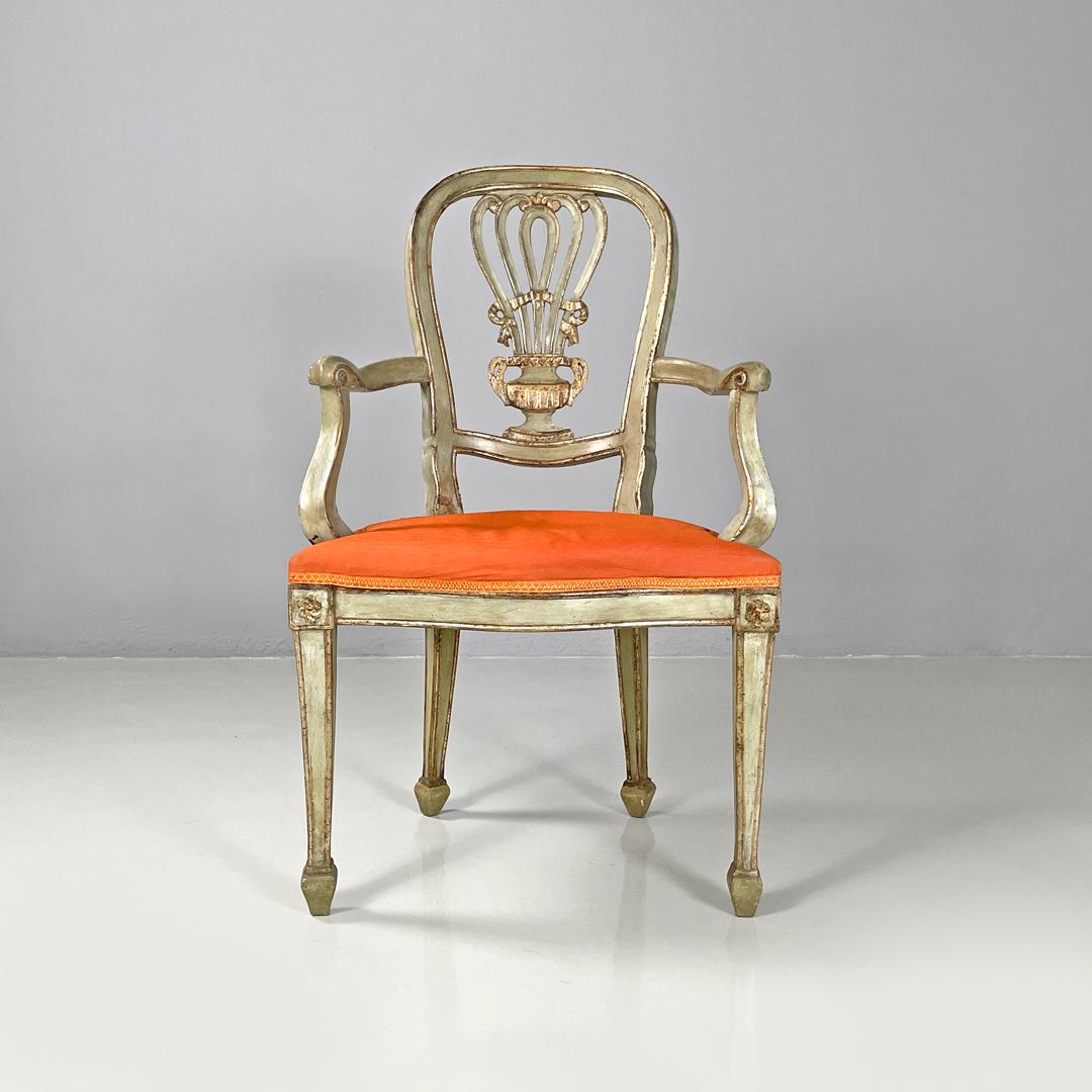 Italienische antike grüne und goldene italienische Holzsessel mit orangefarbenen Kissen, 1700er Jahre
Ein Paar Sessel oder Stühle mit Armlehnen. Die Struktur ist aus hellgrün lackiertem Holz mit goldenen Profilen und Verzierungen, die Rückenlehne