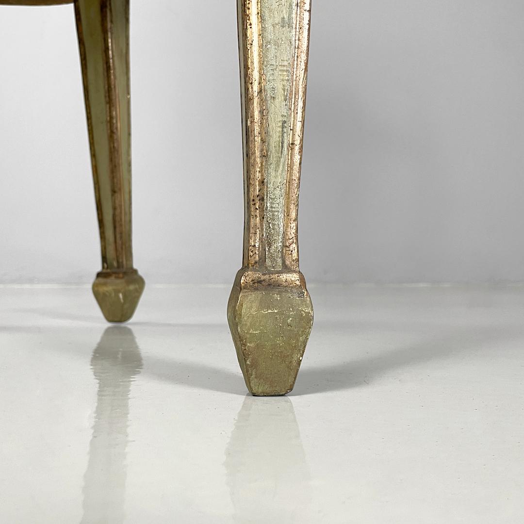 Italienische antike grüne und goldene italienische Holzsessel mit orangefarbenen Kissen, 1700er Jahre im Angebot 15