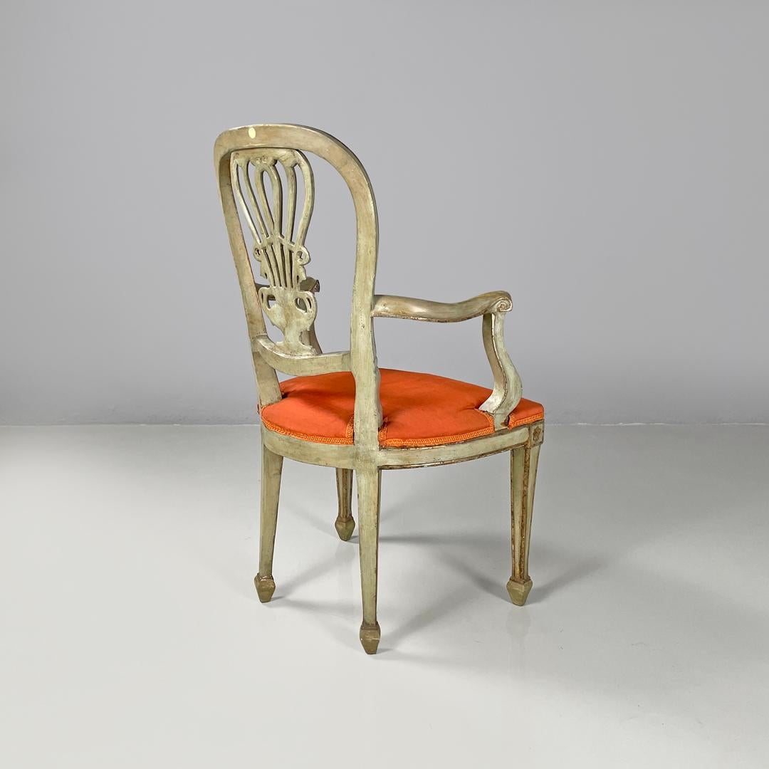 Italienische antike grüne und goldene italienische Holzsessel mit orangefarbenen Kissen, 1700er Jahre (Stoff) im Angebot