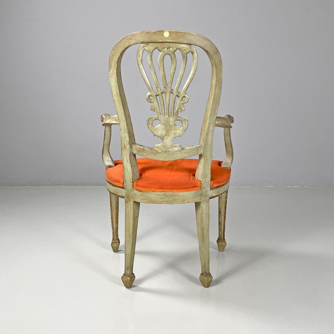 Italienische antike grüne und goldene italienische Holzsessel mit orangefarbenen Kissen, 1700er Jahre im Angebot 1