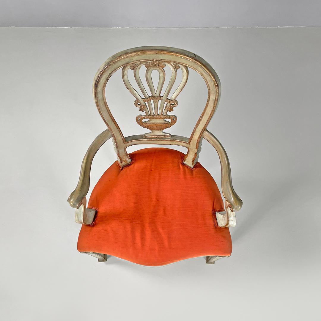 Italienische antike grüne und goldene italienische Holzsessel mit orangefarbenen Kissen, 1700er Jahre im Angebot 2
