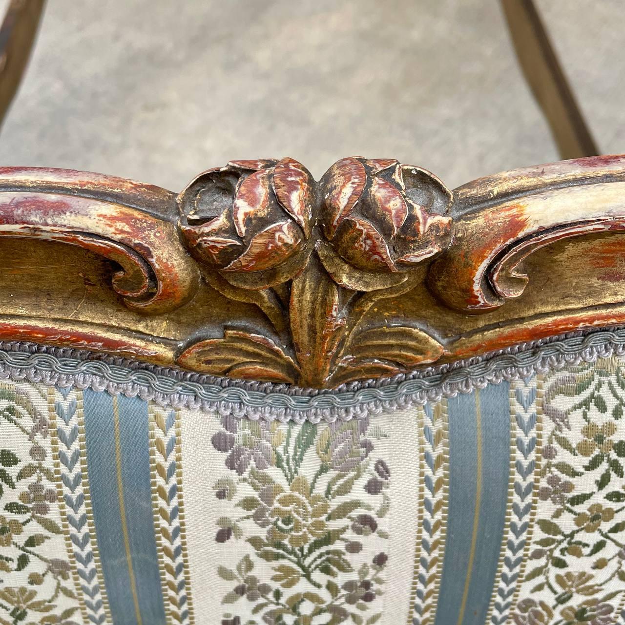 Cadre de lit double italien antique sculpté à la main en vente 1