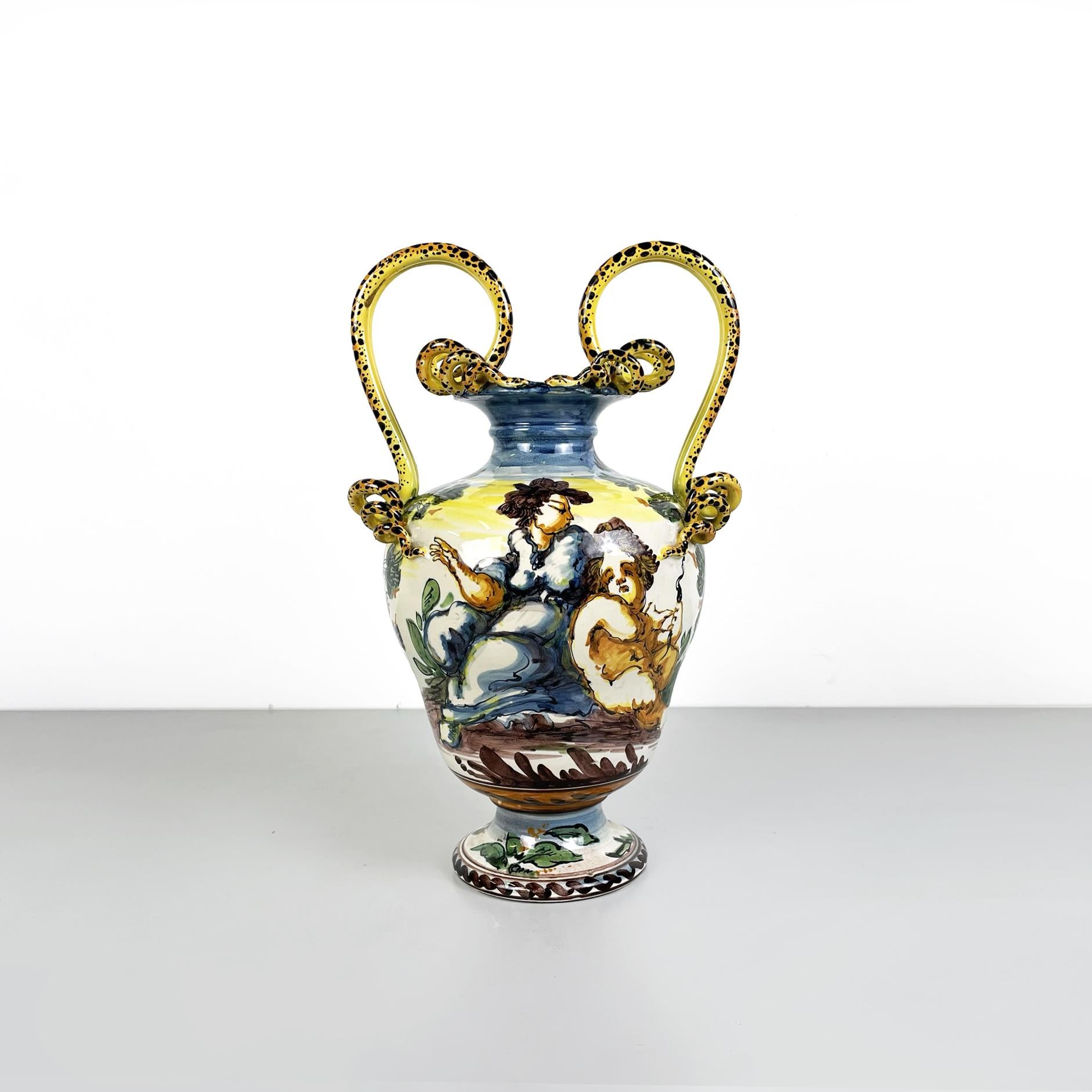 Vase Albisola italien ancien fabriqué à la main en céramique peinte à la main, années 1900
Vase rond Albisola entièrement en céramique modelée et peinte à la main. Les sujets du vase sont une femme et un enfant nu sur un fond naturaliste. Les