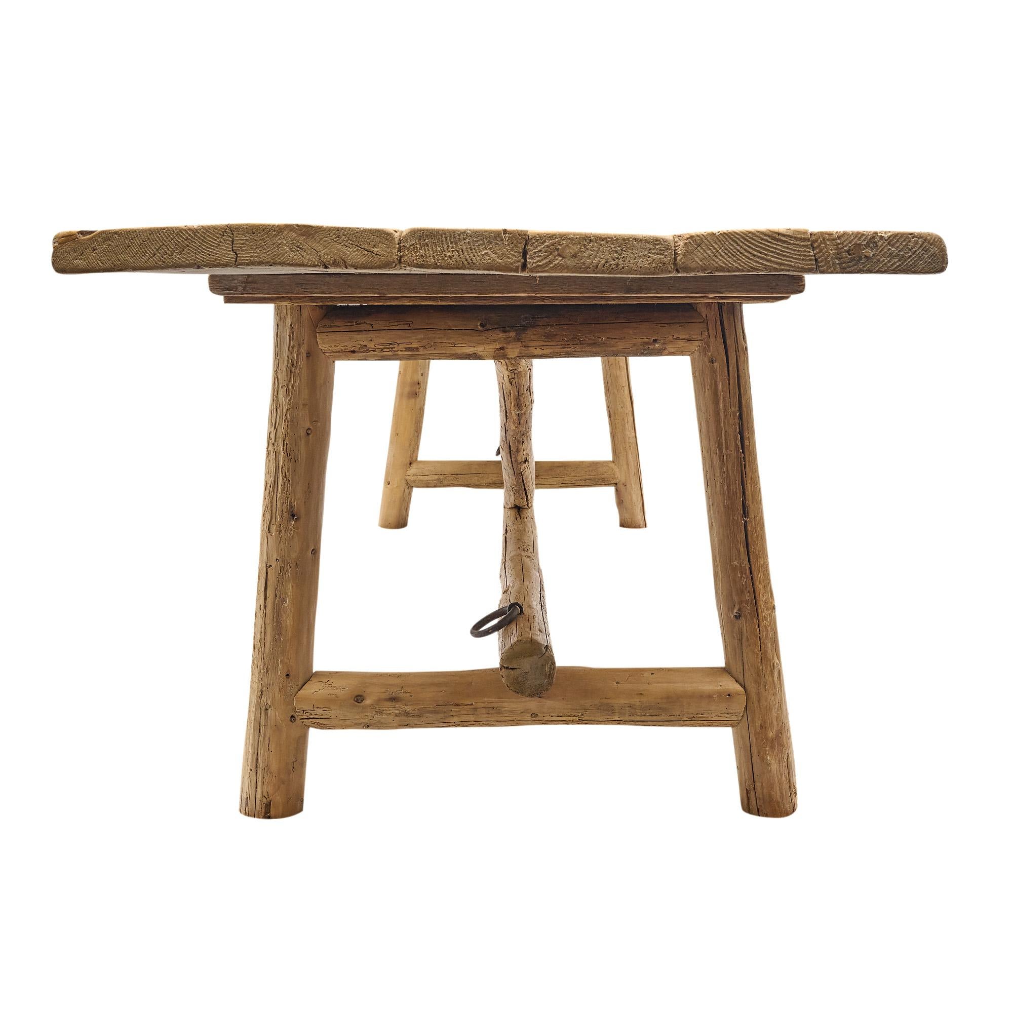 Bauernhoftisch, italienisch aus der Region Emilia-Romagna in Italien. Es ist aus Erlenholz gefertigt, originale Zapfenkonstruktion, dreifache Plankenplatte.
