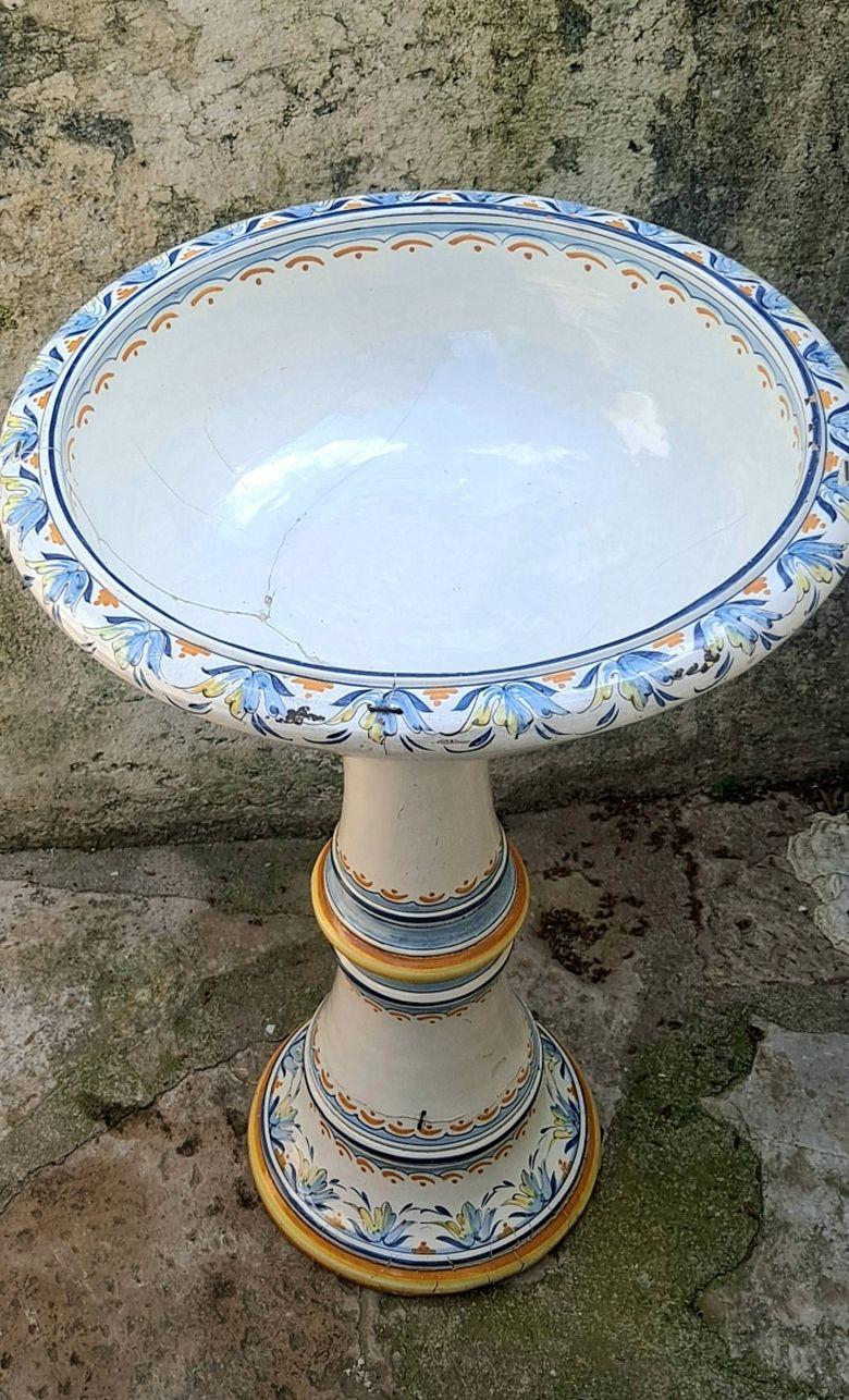 Italienische antike Selbstständer-Suppenschale aus Heiligem Wasser (Keramik) im Angebot