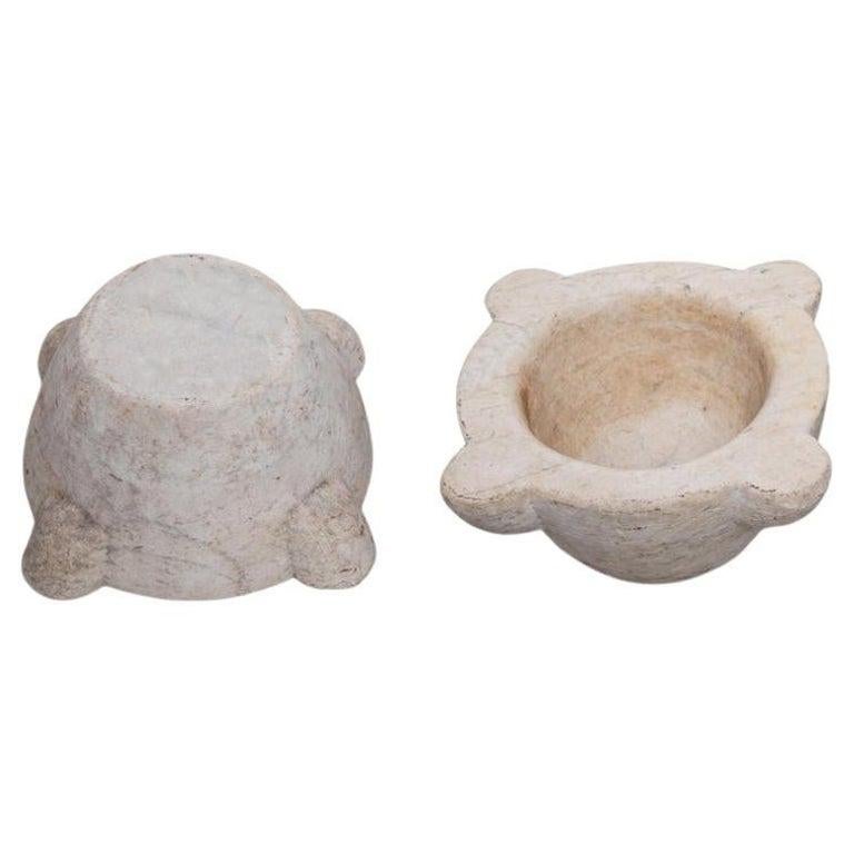 Mortero antiguo para tu cocina en mármol blanco procedente de Italia. el mortero es muy útil en la cocina: en italia se utiliza para machacar piñones con albahaca y obtener 