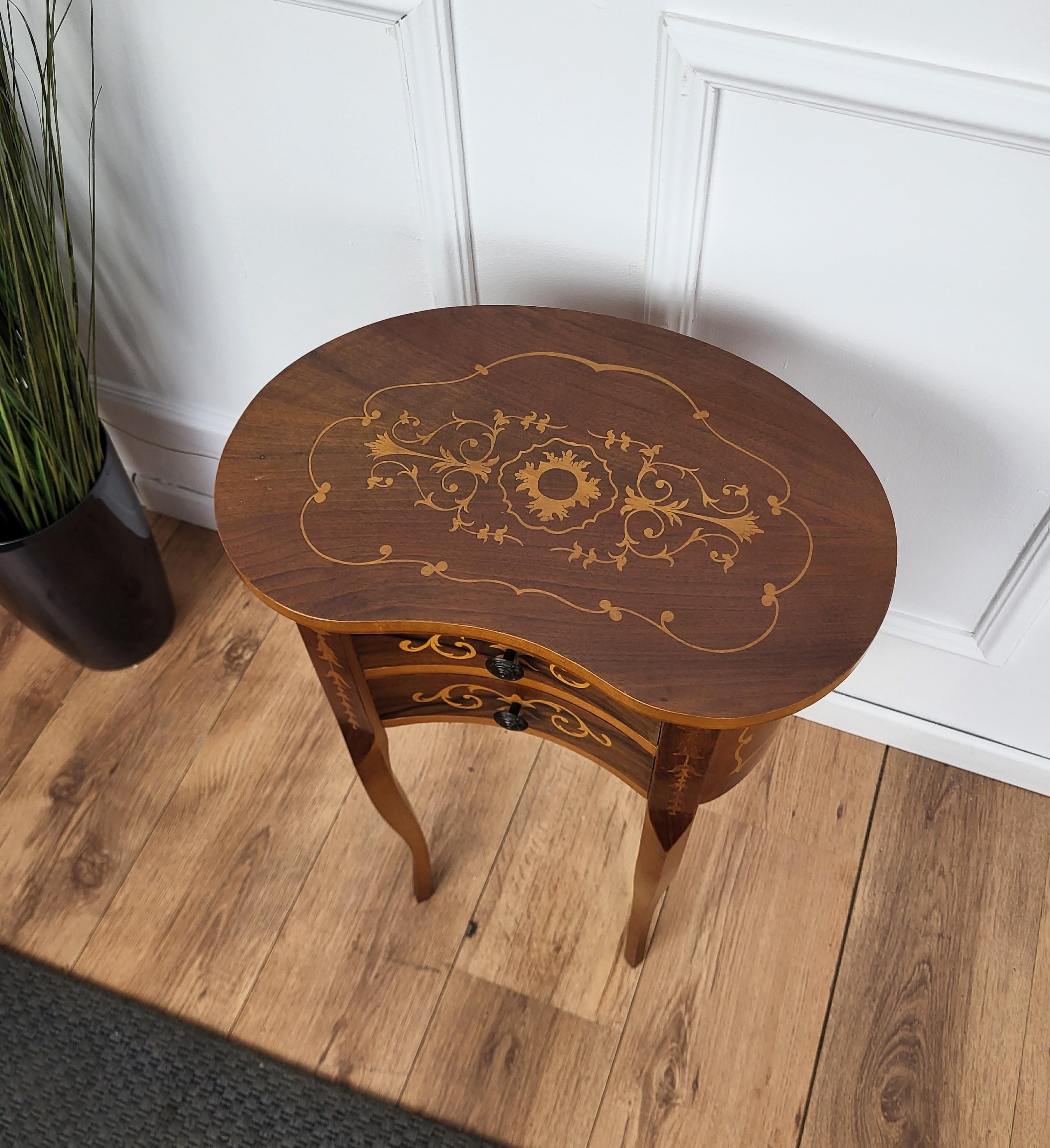 Italian Antique Marquetry Kidney Shaped Walnut Side Table with Two Drawers In Good Condition For Sale In Carimate, Como