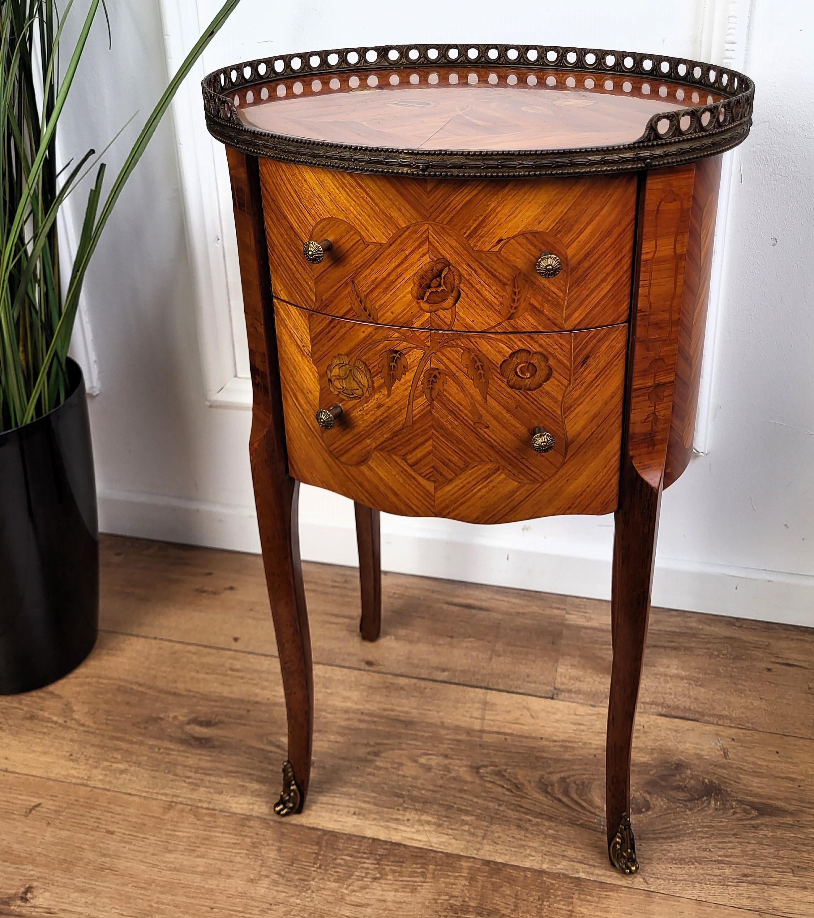 Italian Antique Marquetry Walnut Side Table with Three Drawers In Good Condition For Sale In Carimate, Como