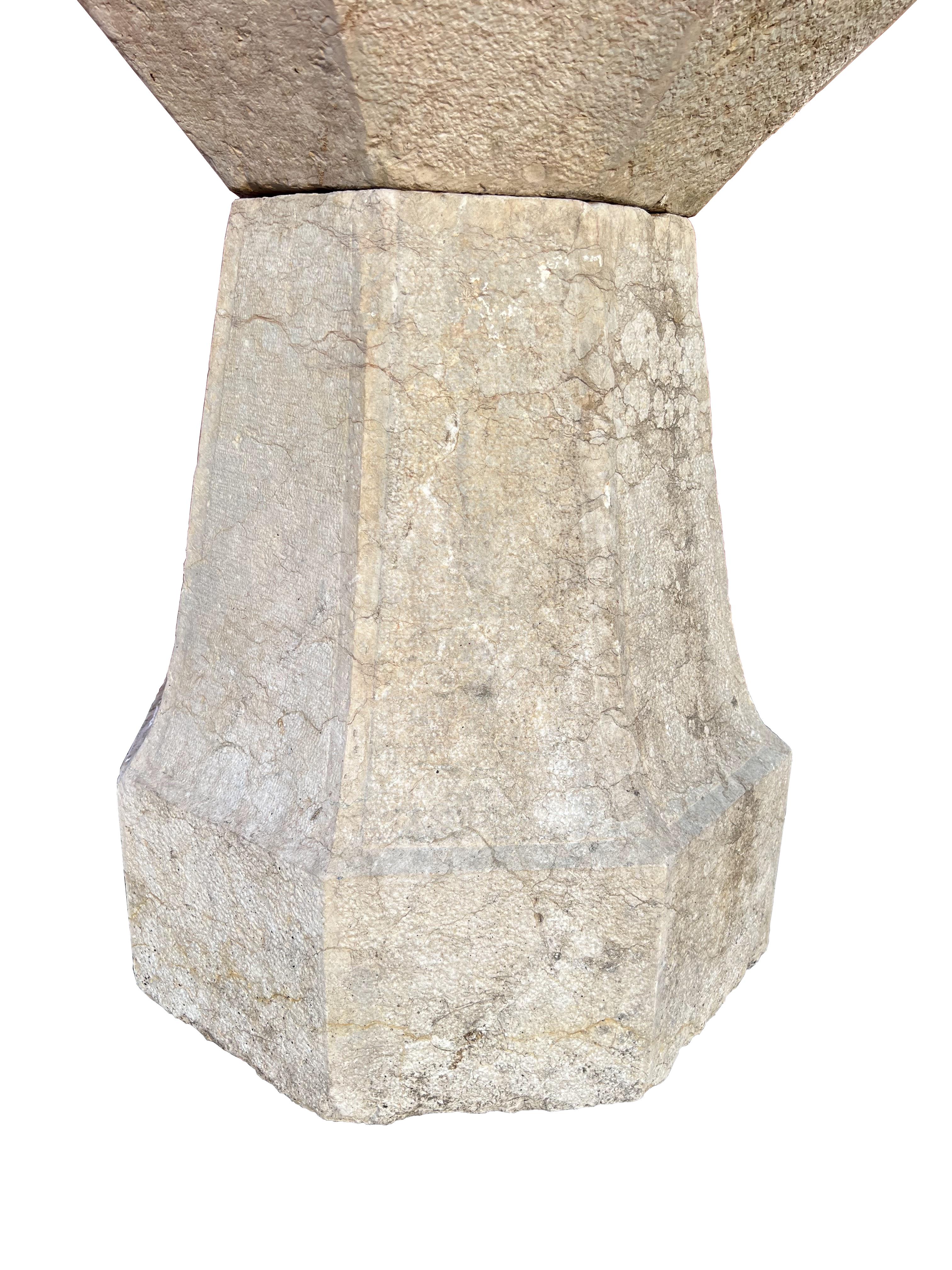 Italienischer antiker achteckiger Marmorbrunnen im Angebot 4