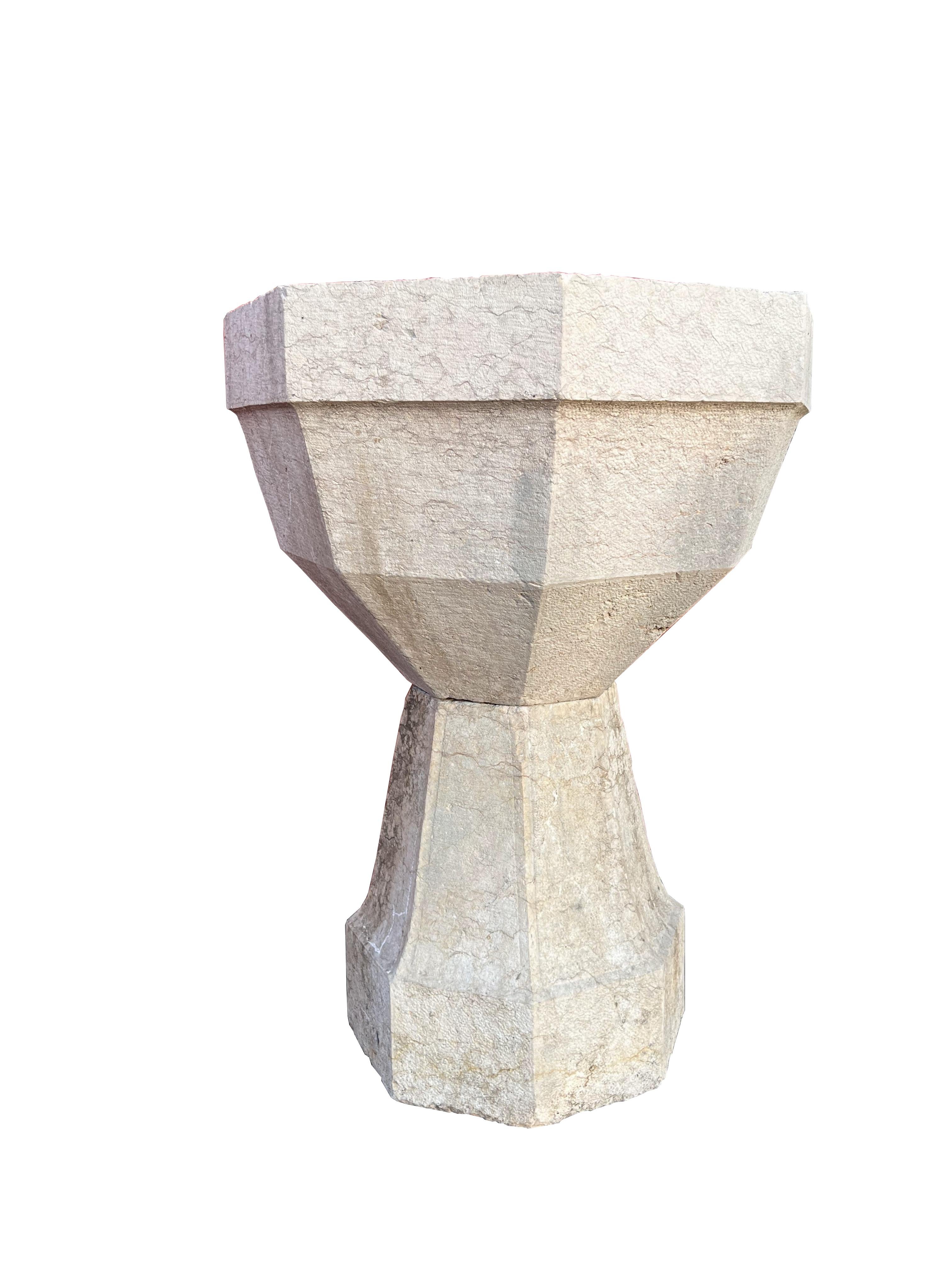 Dieses Stück ist ein italienischer antiker achteckiger Marmorbrunnen, der direkt aus Venetien, Italien, importiert wurde und einen wunderbaren Charme besitzt, der seinem Alter entspricht. Sie ist sowohl wetter- als auch sonnenbeständig und wird