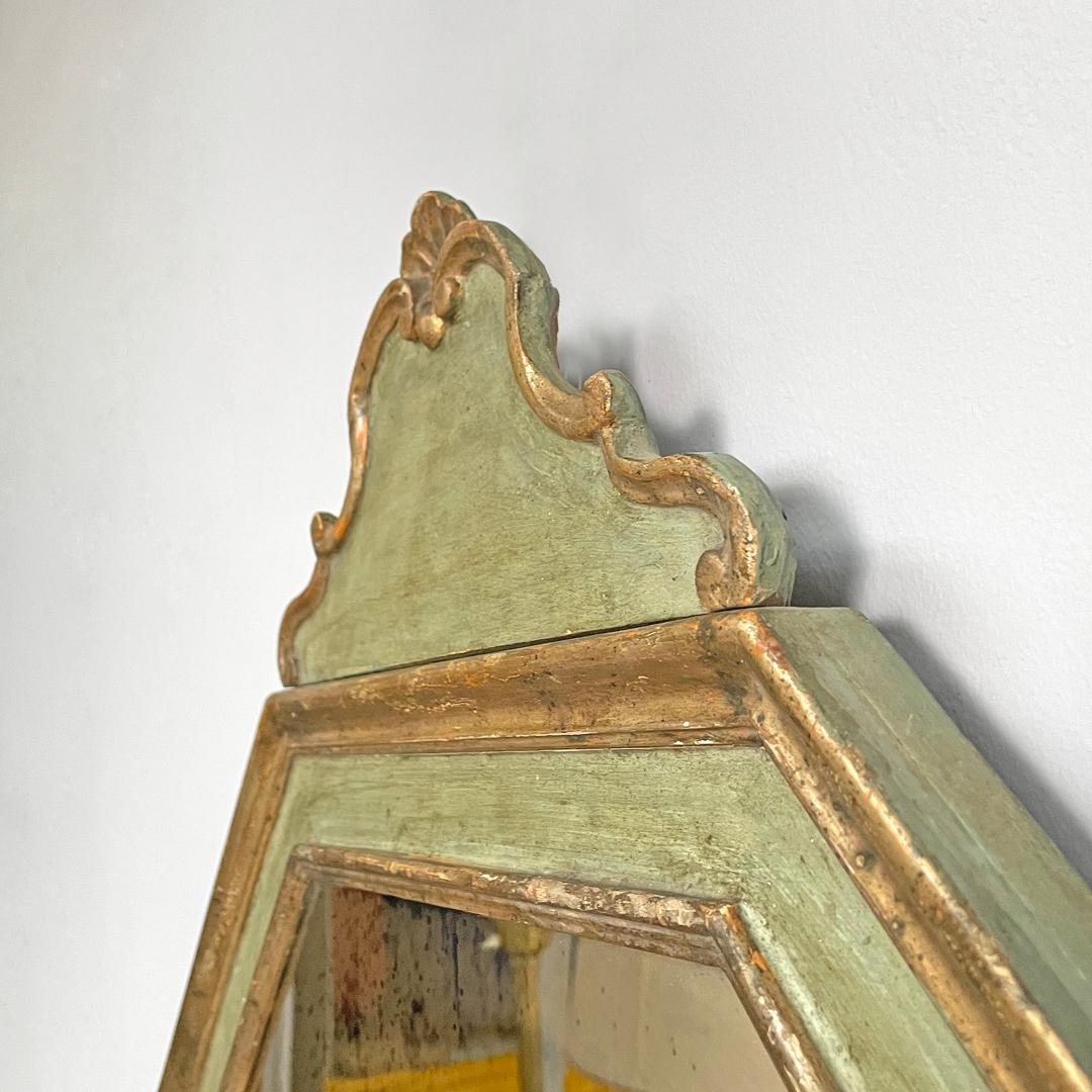Specchio da parete ottagonale italiano antico in legno verde con profili dorati, 1700 in vendita 5