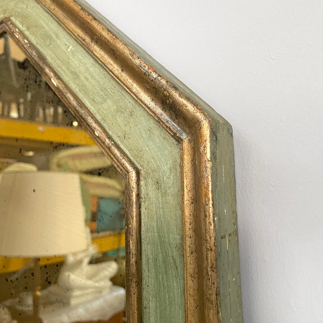 Specchio da parete ottagonale italiano antico in legno verde con profili dorati, 1700 in vendita 9