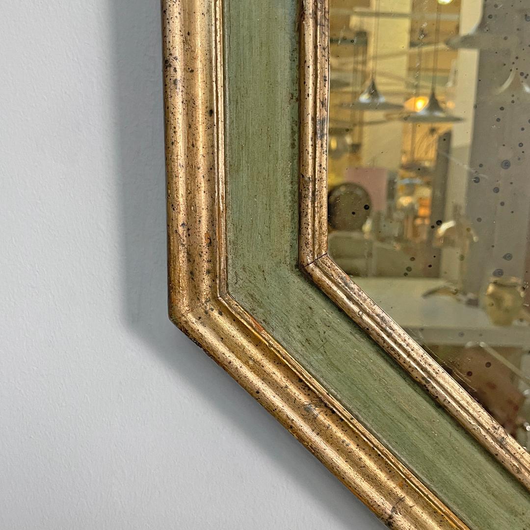 Specchio da parete ottagonale italiano antico in legno verde con profili dorati, 1700 in vendita 11