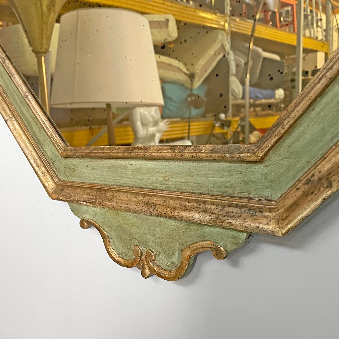 Specchio da parete ottagonale italiano antico in legno verde con profili dorati, 1700 in vendita 12