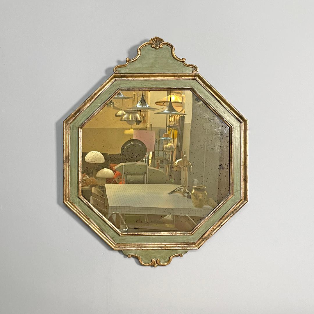 Specchio da parete ottagonale italiano antico in legno verde con profili dorati, 1700
Specchio da parete ottagonale in legno. La struttura è dipinta in verde pastello con profili dorati arrotondati. Nella parte centrale, in alto e in basso, c'è una