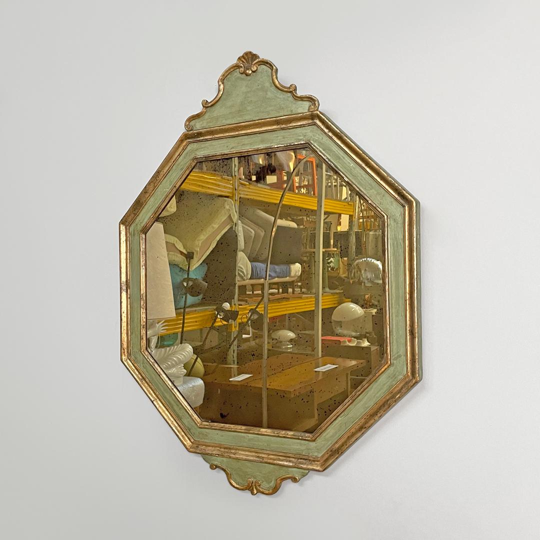 Italiano Specchio da parete ottagonale italiano antico in legno verde con profili dorati, 1700 in vendita