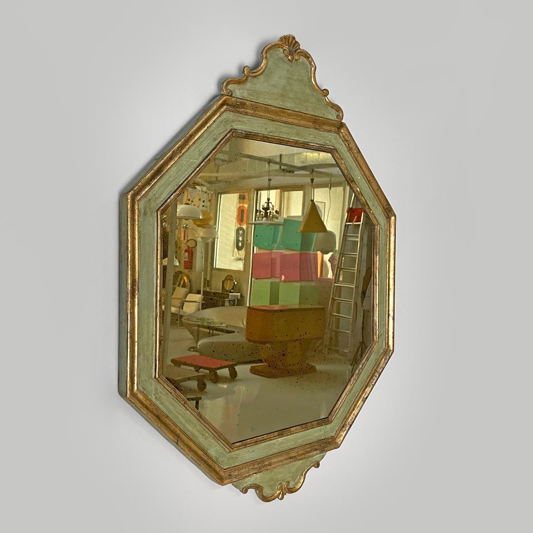 Specchio da parete ottagonale italiano antico in legno verde con profili dorati, 1700 In condizioni buone in vendita a MIlano, IT