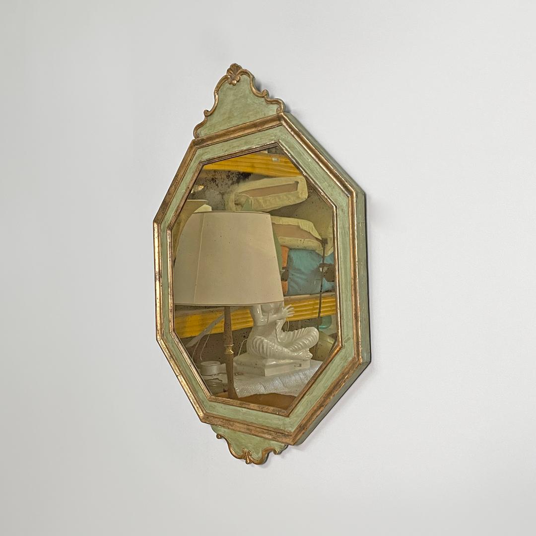 Inizio XVIII secolo Specchio da parete ottagonale italiano antico in legno verde con profili dorati, 1700 in vendita