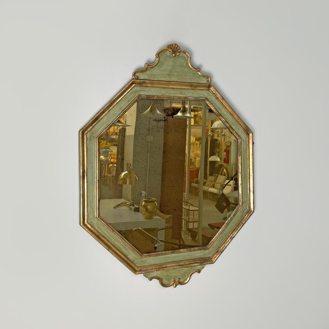 Specchio da parete ottagonale italiano antico in legno verde con profili dorati, 1700 in vendita 1