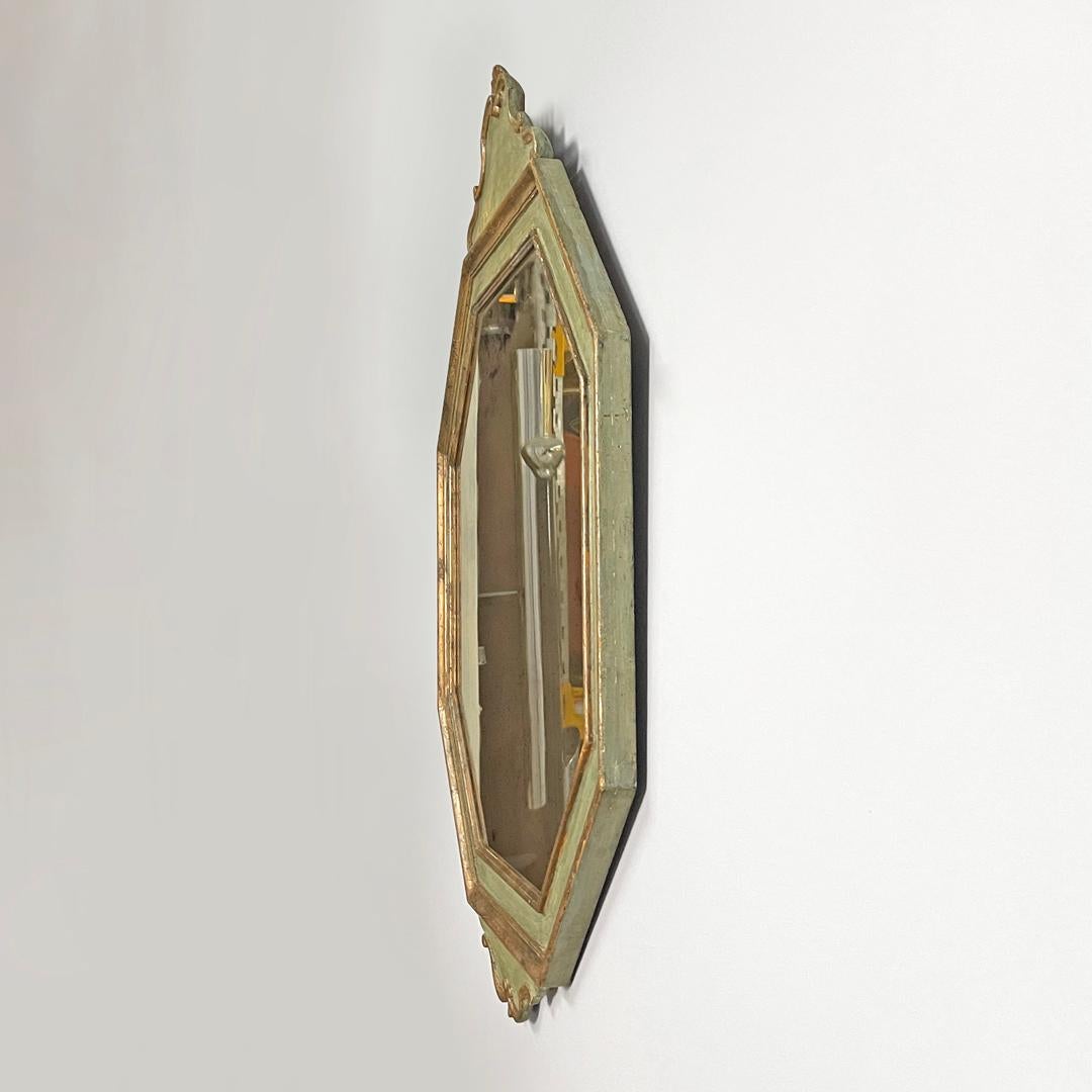 Specchio da parete ottagonale italiano antico in legno verde con profili dorati, 1700 in vendita 2