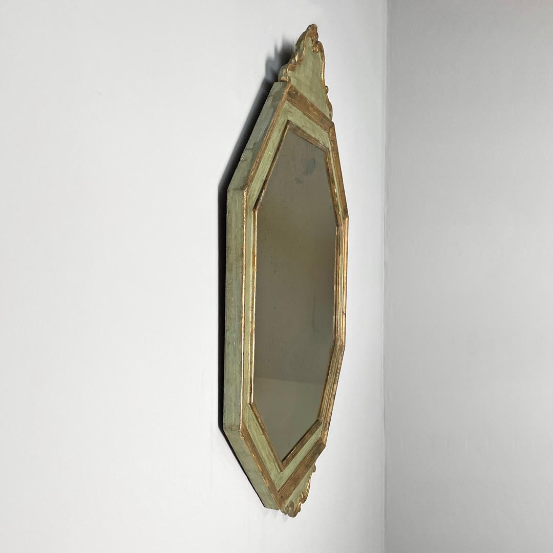Specchio da parete ottagonale italiano antico in legno verde con profili dorati, 1700 in vendita 3