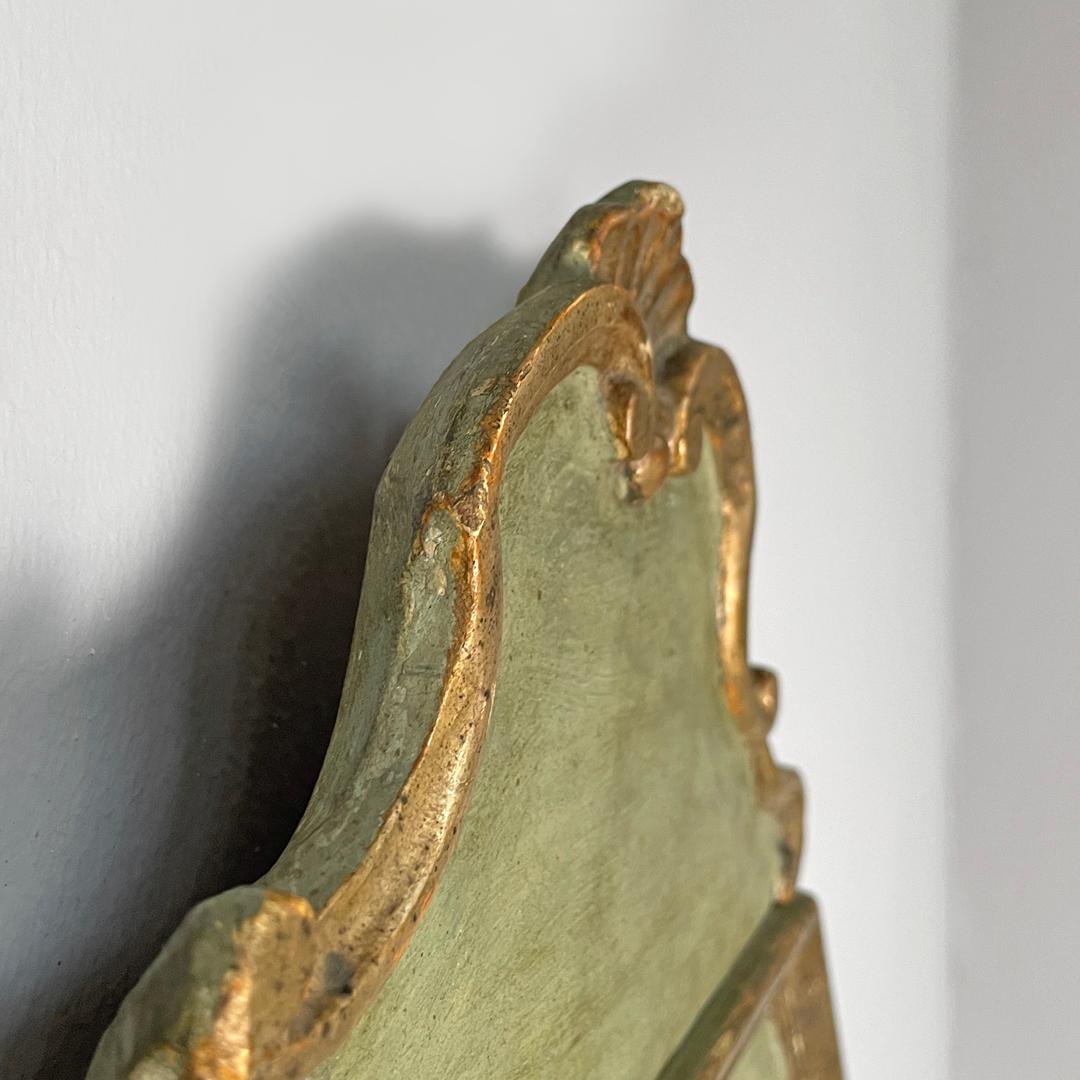 Specchio da parete ottagonale italiano antico in legno verde con profili dorati, 1700 in vendita 4