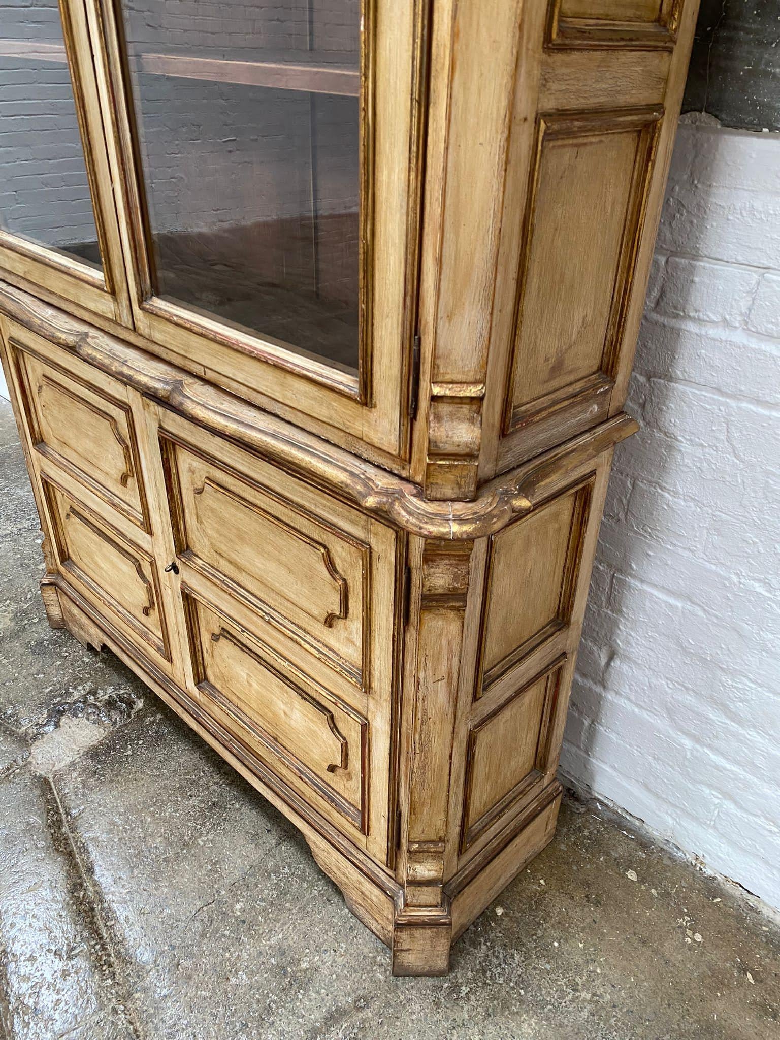 Italian Antique Painted and Gilded Glazed Cabinet Bookcase, 1920's For Sale 3