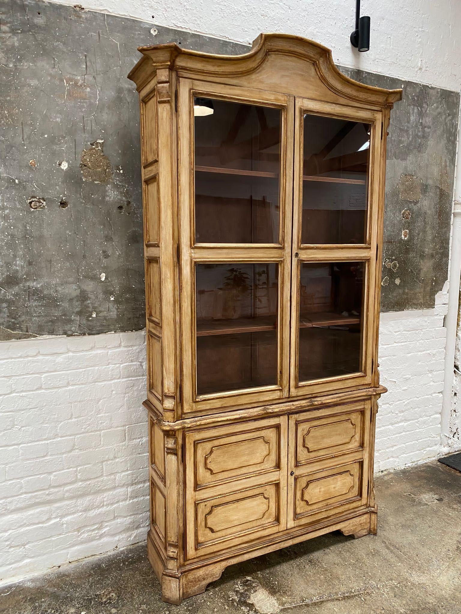 Italian Antique Painted and Gilded Glazed Cabinet Bookcase, 1920's In Good Condition For Sale In Somerton, GB