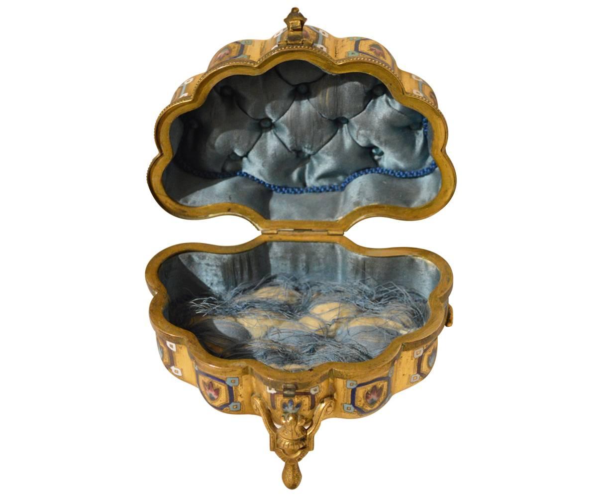 Scatola italiana antica in pietra dura intarsiata in bronzo dorato con smaltatura In condizioni buone in vendita a Laguna Beach, CA