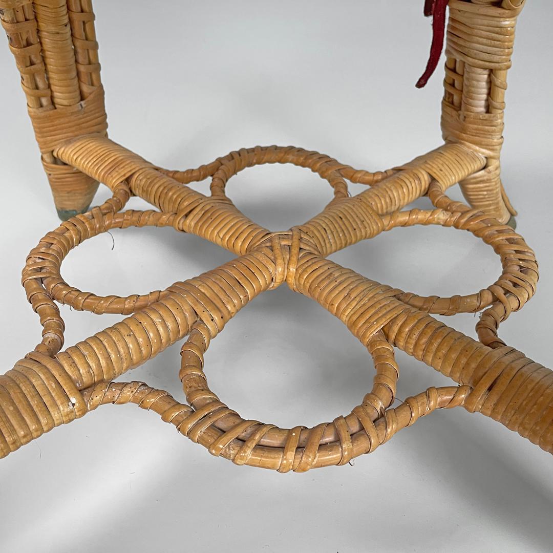 Italian antique rattan chairs with round decorations and red pillows early 1900s For Sale 14