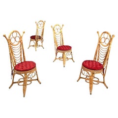Sillas antiguas italianas de ratán con adornos redondos y almohadas rojas de principios de 1900