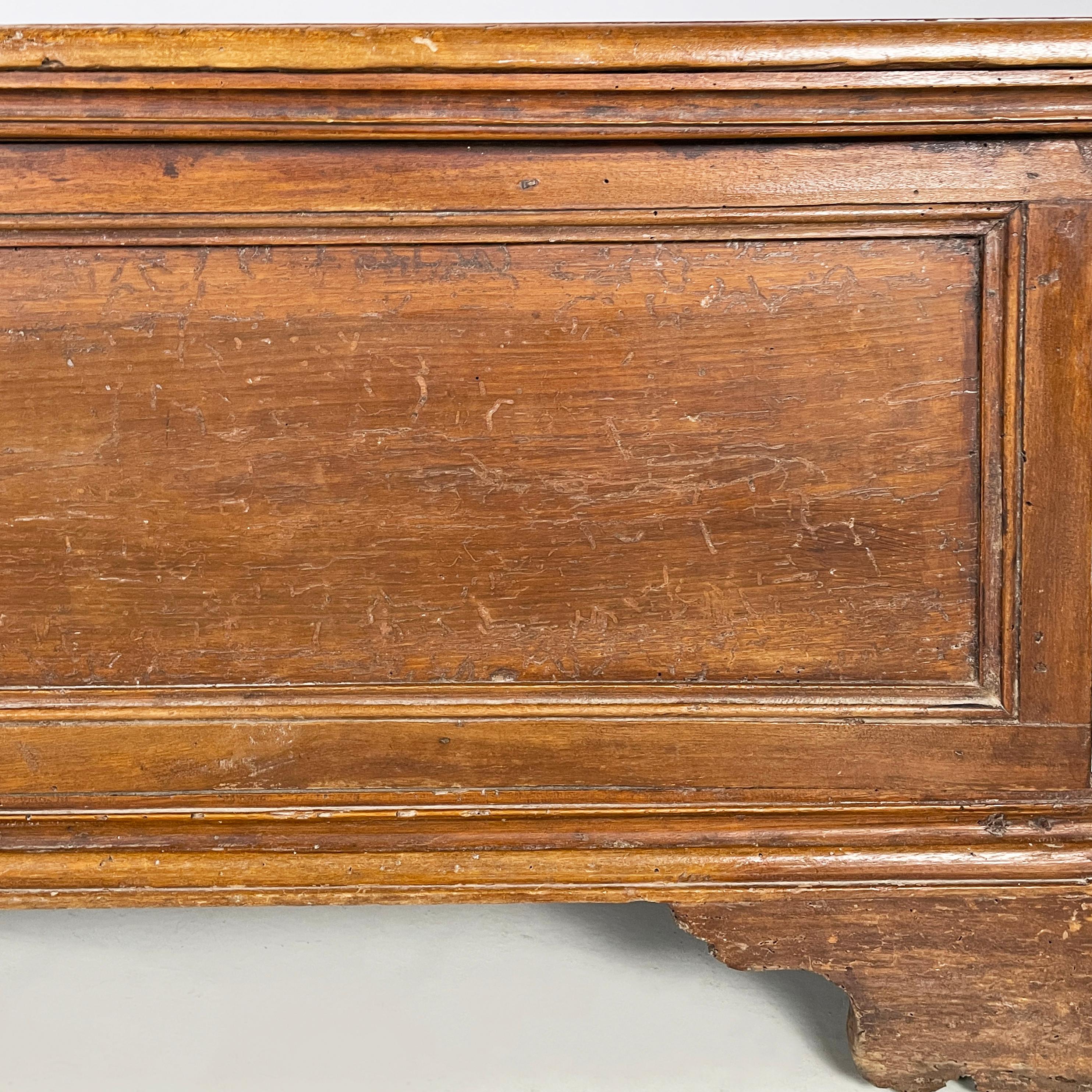Italienische antike rechteckige Truhe mit Klappdeckel aus Pappelholz, 1600er im Angebot 13
