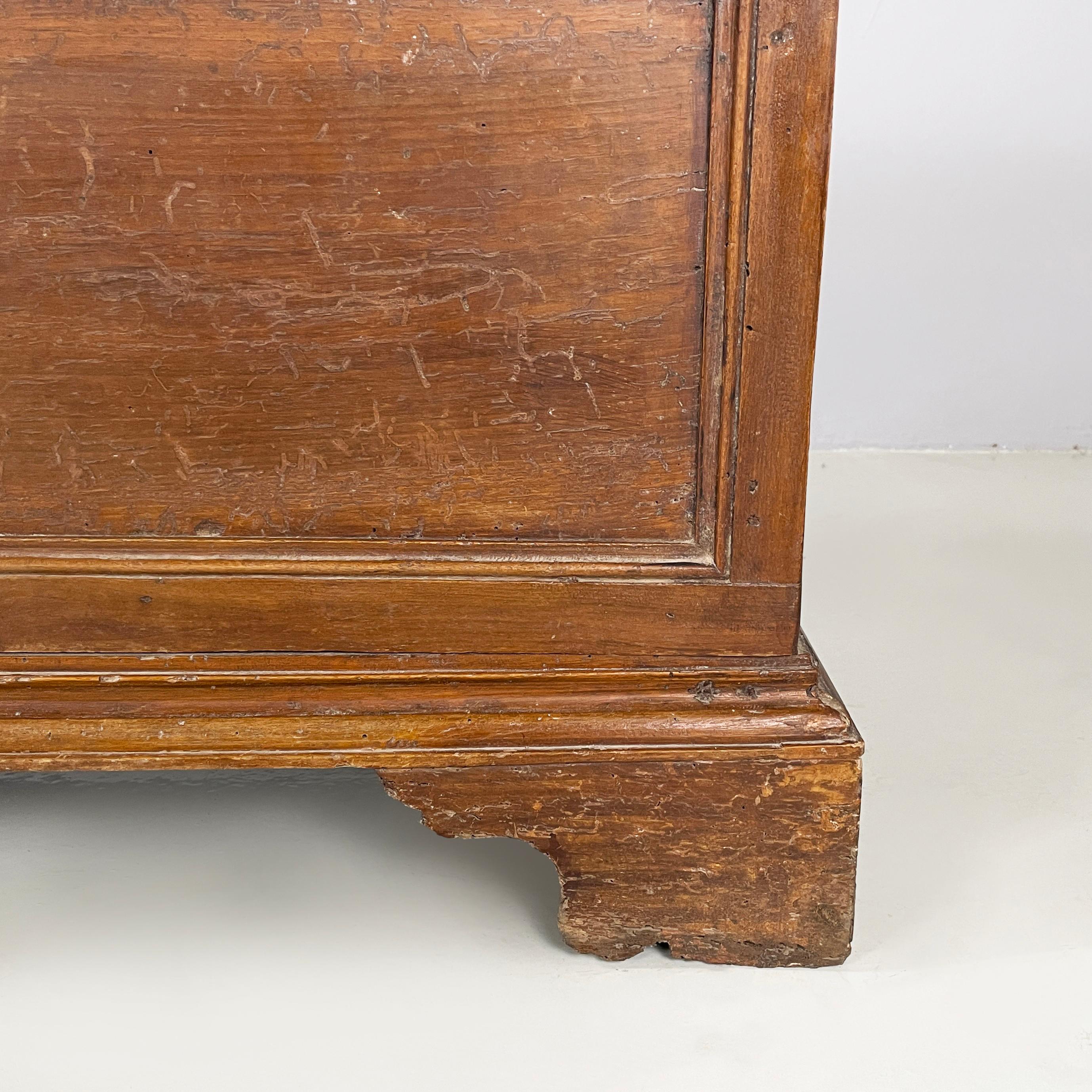 Italienische antike rechteckige Truhe mit Klappdeckel aus Pappelholz, 1600er im Angebot 14