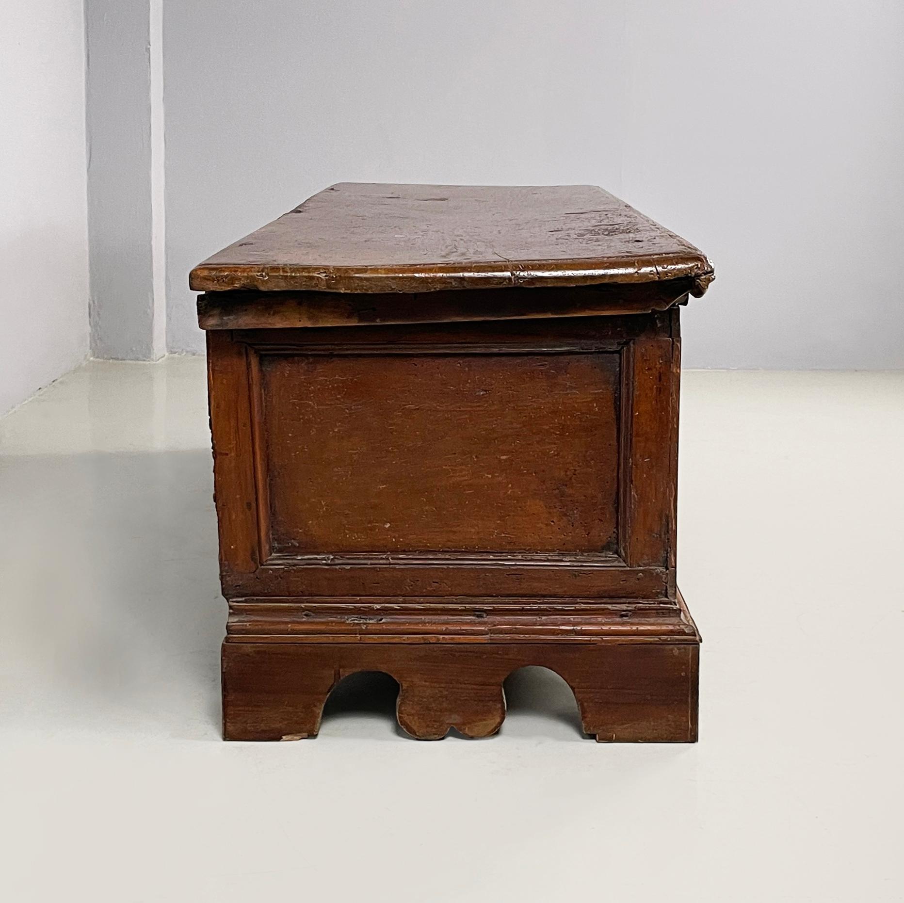 Italienische antike rechteckige Truhe mit Klappdeckel aus Pappelholz, 1600er (18. Jahrhundert und früher) im Angebot