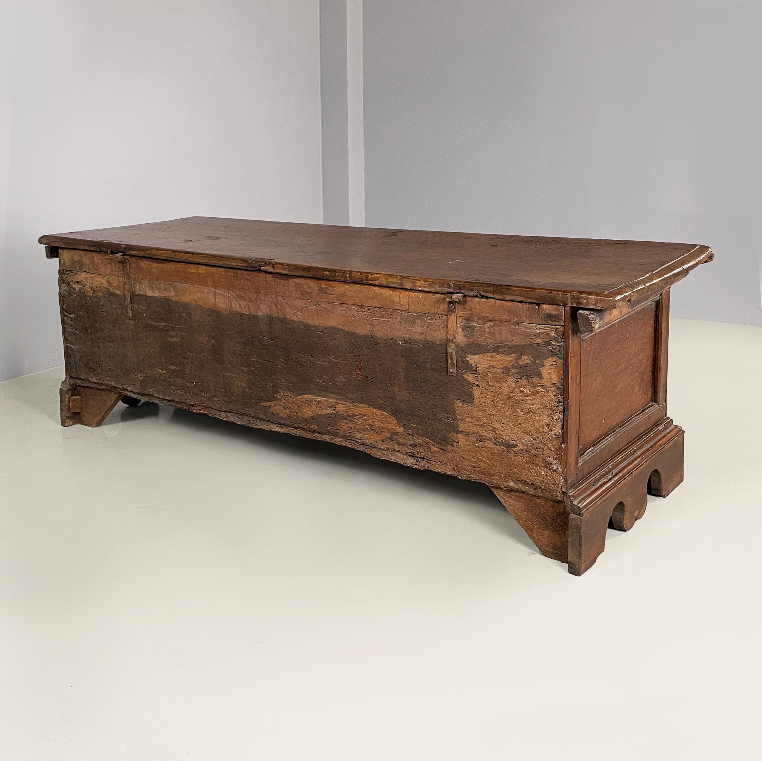 Italienische antike rechteckige Truhe mit Klappdeckel aus Pappelholz, 1600er (Holz) im Angebot