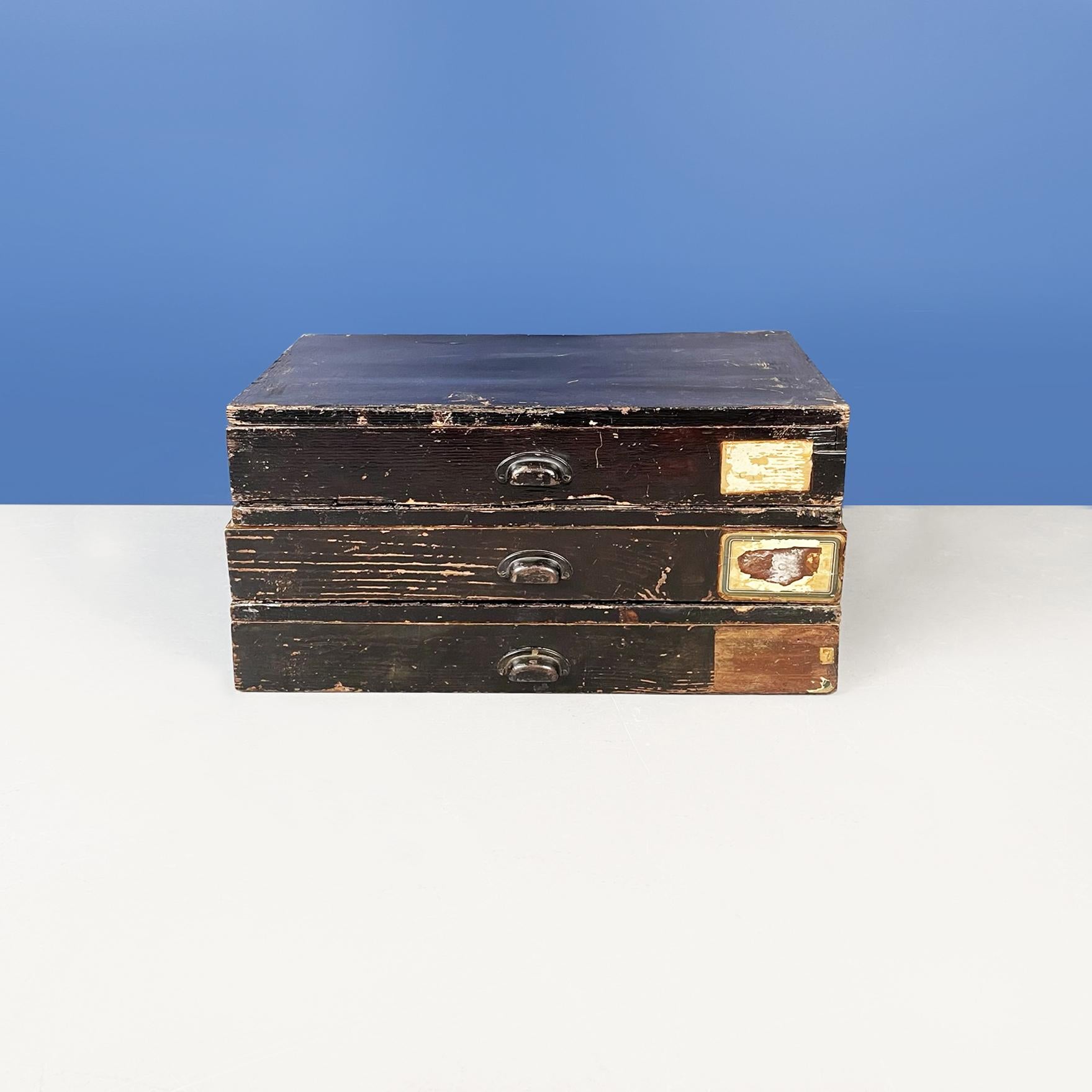 Italian antique Rectangular container boxes in dark wood, 1900s
Set of 3 rectangular container boxes in dark wood. Lids present. On the front they have a metal handle, to make it easier to get out of the box.
1900s.
Good conditions, it has various