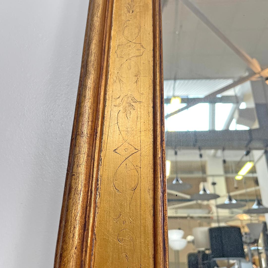 Specchio da parete rettangolare italiano decorato con cornice in legno a foglia d'oro, anni '50 del XIX secolo in vendita 7