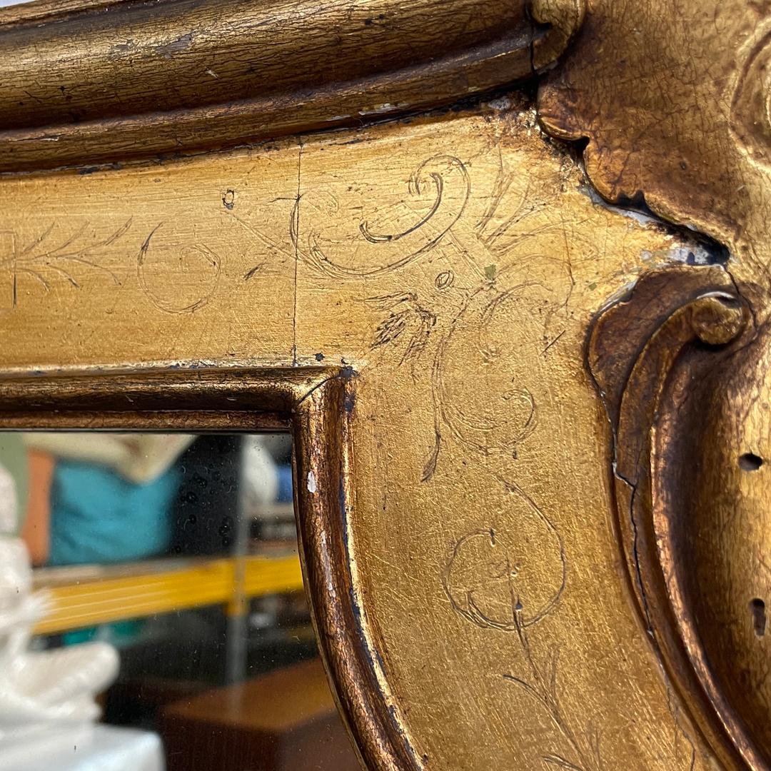 Specchio da parete rettangolare italiano decorato con cornice in legno a foglia d'oro, anni '50 del XIX secolo in vendita 8