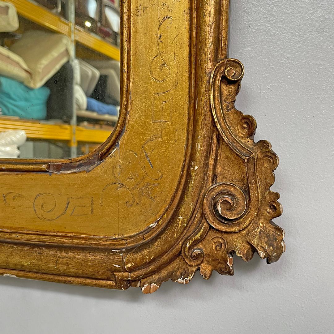 Specchio da parete rettangolare italiano decorato con cornice in legno a foglia d'oro, anni '50 del XIX secolo in vendita 9