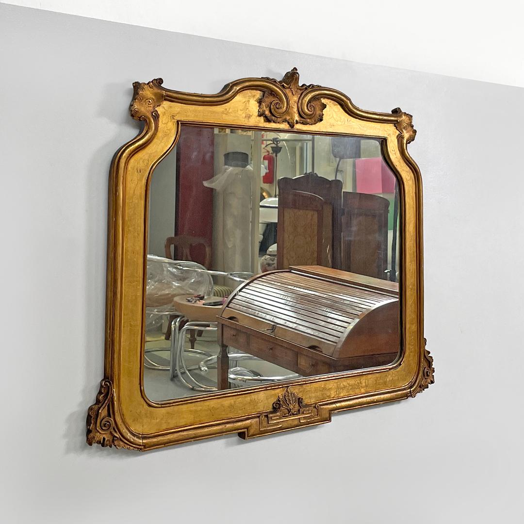 Specchio da parete rettangolare italiano decorato con cornice in legno a foglia d'oro, anni '50 del XIX secolo
Specchio da parete rettangolare con cornice in legno decorata e dorata a foglia d'oro. Gli angoli della cornice, la parte centrale