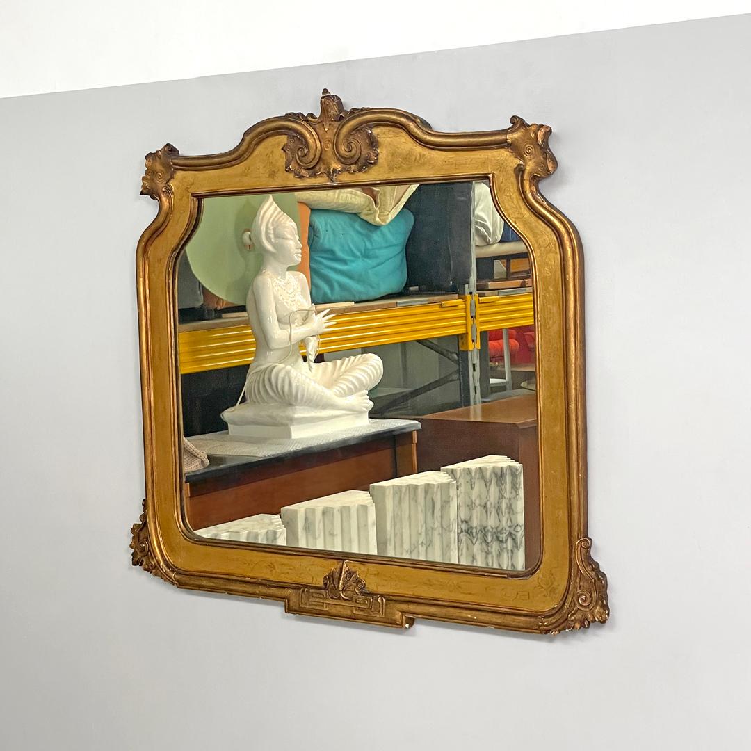 Italiano Specchio da parete rettangolare italiano decorato con cornice in legno a foglia d'oro, anni '50 del XIX secolo in vendita