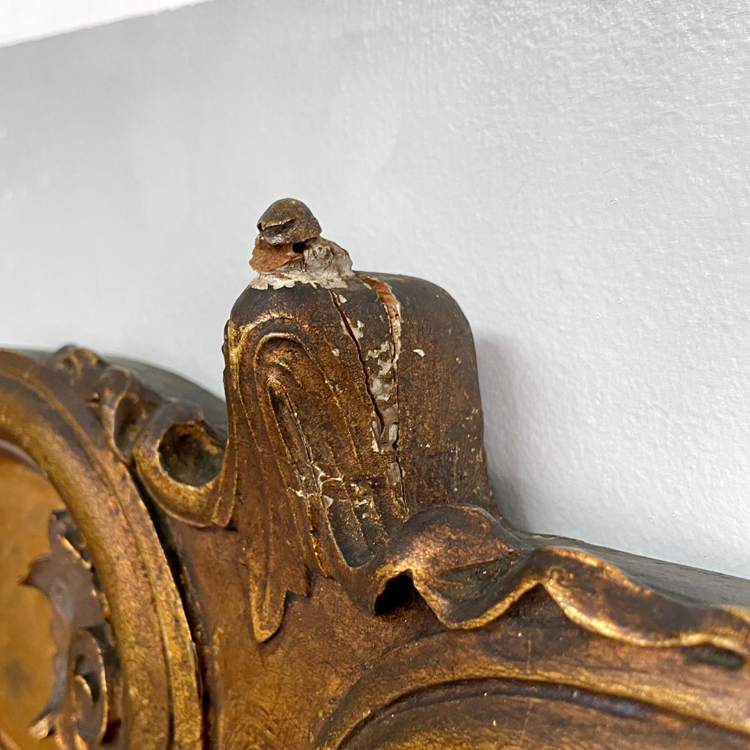 Metà XIX secolo Specchio da parete rettangolare italiano decorato con cornice in legno a foglia d'oro, anni '50 del XIX secolo in vendita
