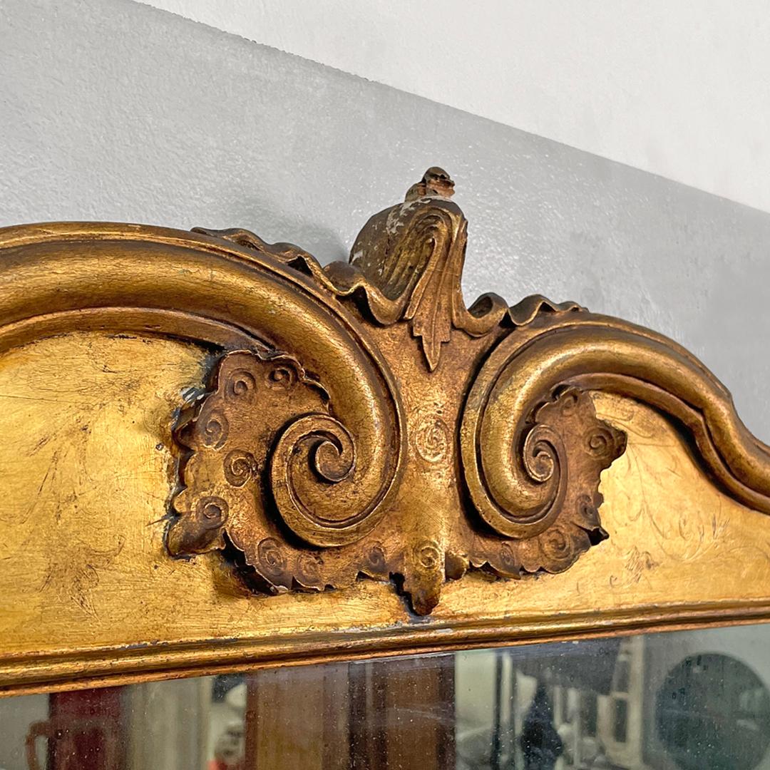 Specchio da parete rettangolare italiano decorato con cornice in legno a foglia d'oro, anni '50 del XIX secolo in vendita 1