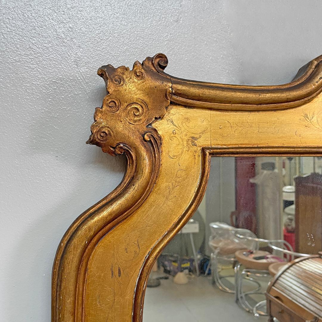 Specchio da parete rettangolare italiano decorato con cornice in legno a foglia d'oro, anni '50 del XIX secolo in vendita 2