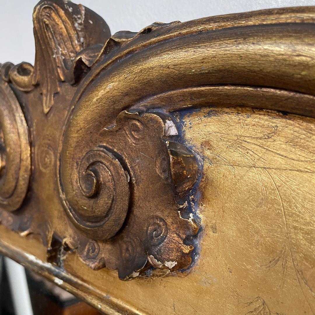 Specchio da parete rettangolare italiano decorato con cornice in legno a foglia d'oro, anni '50 del XIX secolo in vendita 3