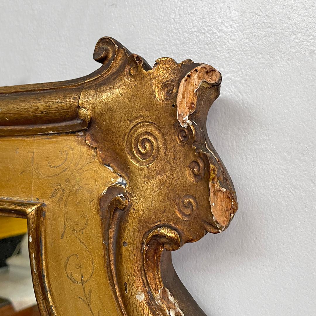 Specchio da parete rettangolare italiano decorato con cornice in legno a foglia d'oro, anni '50 del XIX secolo in vendita 4