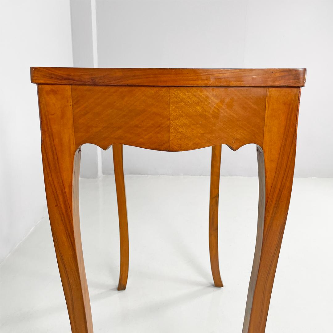 Escritorio italiano antiguo rectangular de madera de nogal, 1700 en venta 4