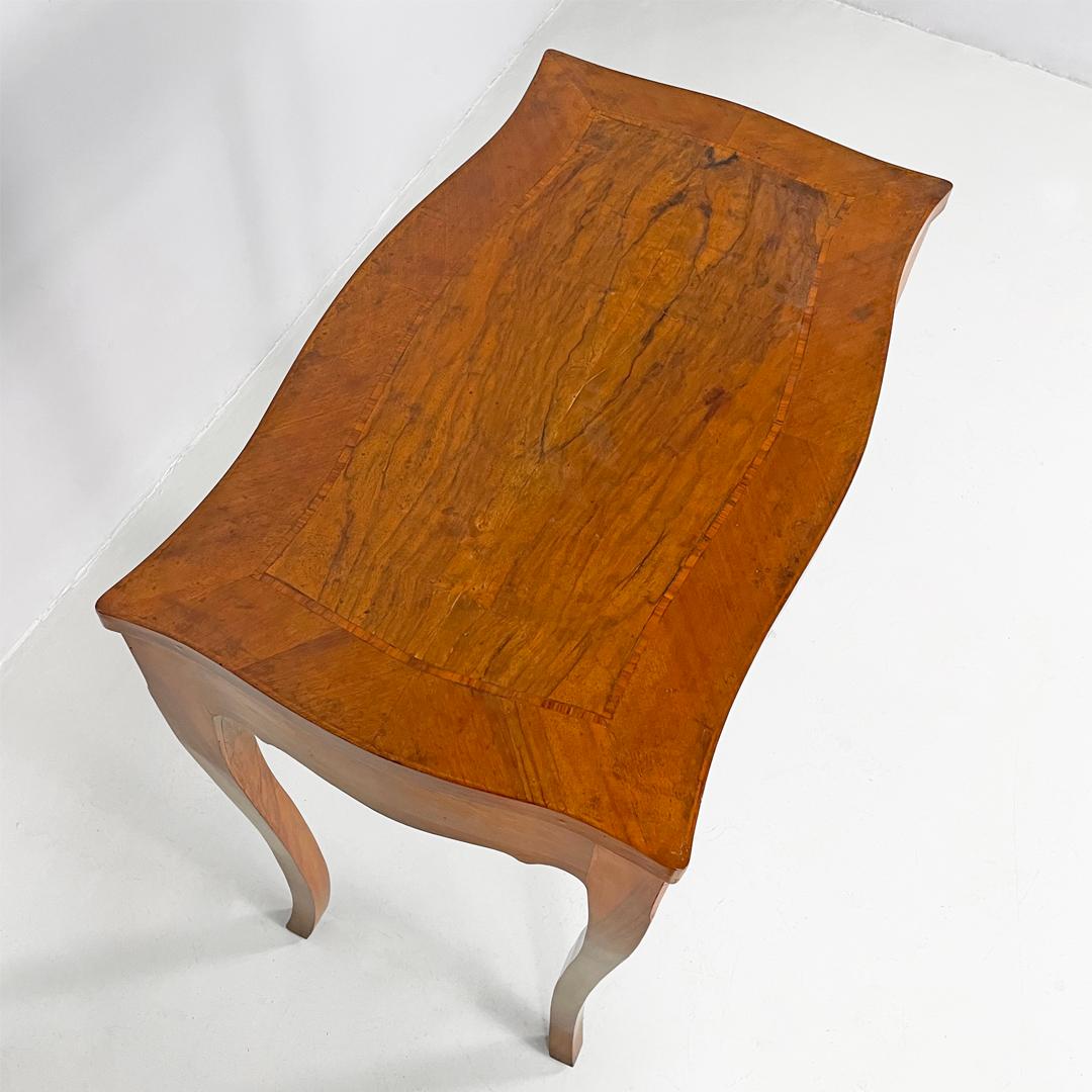 Escritorio italiano antiguo rectangular de madera de nogal, 1700 en venta 6